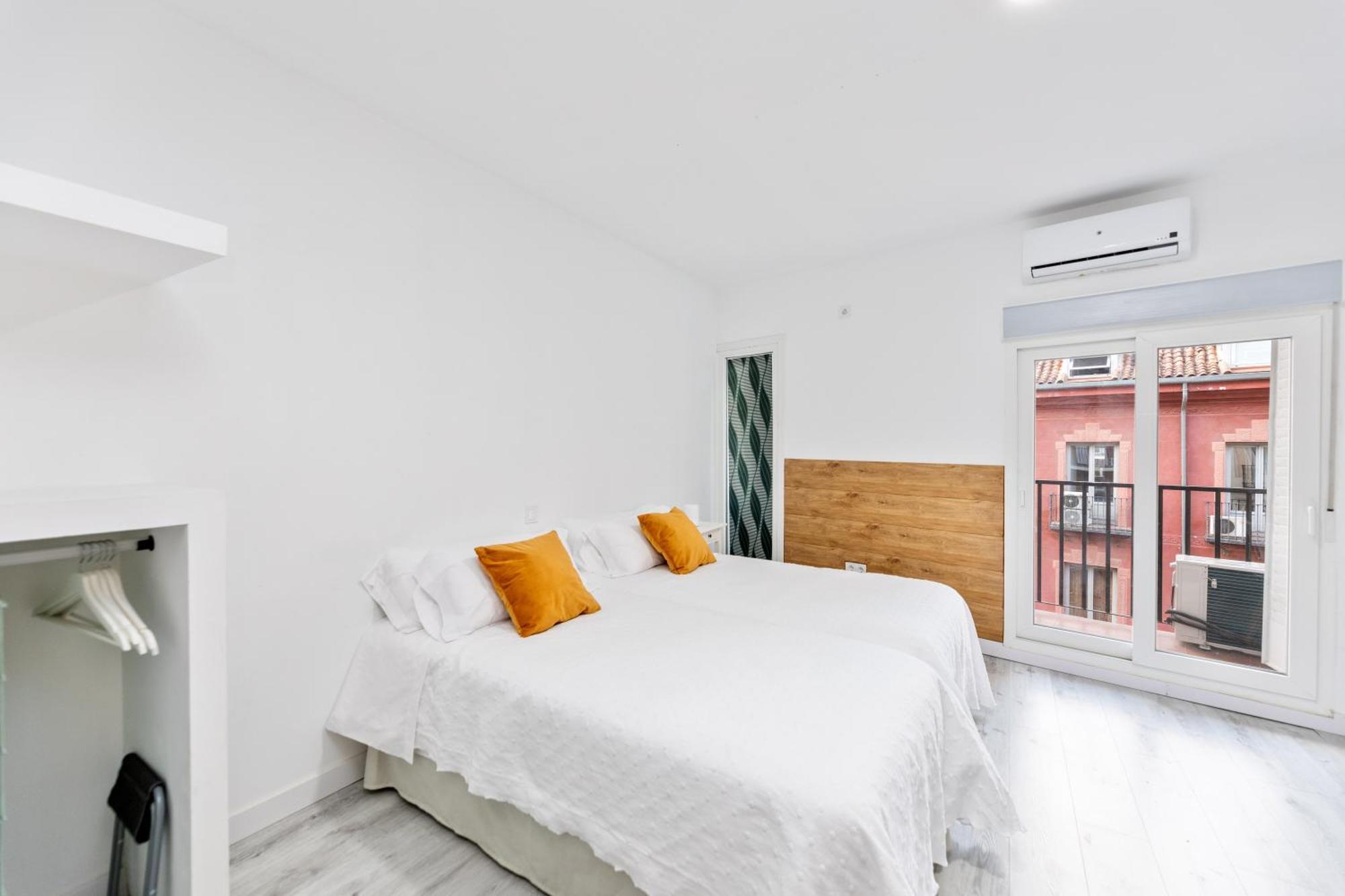 Los Apartamentos Jacinto Benavente Centro Мадрид Экстерьер фото